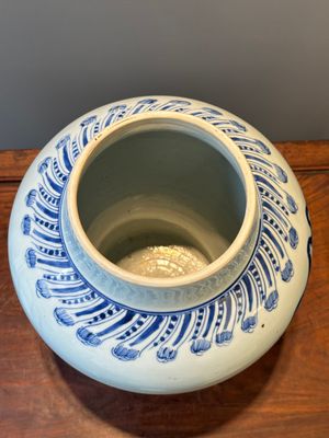 Een zeldzame en bijzondere Chinese blauw-witte vaas met floraal decor, Kangxi — foto 5