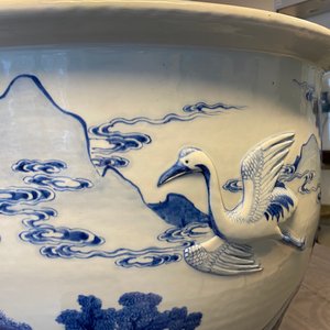Een zeldzame grote Chinese blauw-witte jardinière met reliëfdecor, Kangxi — foto 14