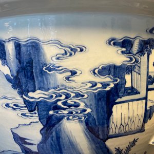 Een zeldzame grote Chinese blauw-witte jardinière met reliëfdecor, Kangxi — foto 19