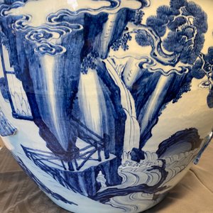 Een zeldzame grote Chinese blauw-witte jardinière met reliëfdecor, Kangxi — foto 27
