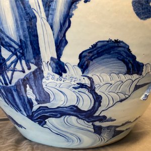 Een zeldzame grote Chinese blauw-witte jardinière met reliëfdecor, Kangxi — foto 28