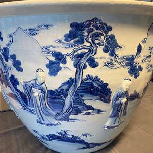 Een zeldzame grote Chinese blauw-witte jardinière met reliëfdecor, Kangxi — foto 35