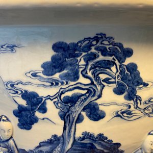 Een zeldzame grote Chinese blauw-witte jardinière met reliëfdecor, Kangxi — foto 36