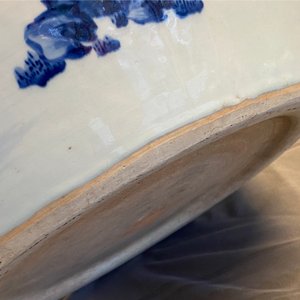 Een zeldzame grote Chinese blauw-witte jardinière met reliëfdecor, Kangxi — foto 42