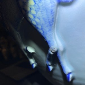 Een zeldzame grote Chinese blauw-witte jardinière met reliëfdecor, Kangxi — foto 49