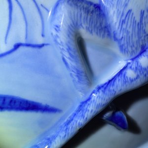 Een zeldzame grote Chinese blauw-witte jardinière met reliëfdecor, Kangxi — foto 53