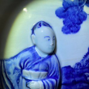 Een zeldzame grote Chinese blauw-witte jardinière met reliëfdecor, Kangxi — foto 54