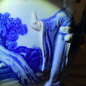 Een zeldzame grote Chinese blauw-witte jardinière met reliëfdecor, Kangxi — foto 57