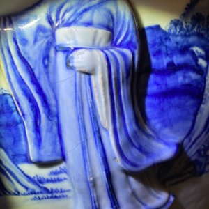 Een zeldzame grote Chinese blauw-witte jardinière met reliëfdecor, Kangxi — foto 60