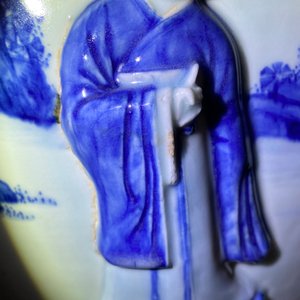 Een zeldzame grote Chinese blauw-witte jardinière met reliëfdecor, Kangxi — foto 69