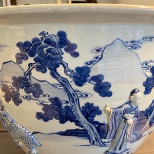 Een zeldzame grote Chinese blauw-witte jardinière met reliëfdecor, Kangxi — foto 7