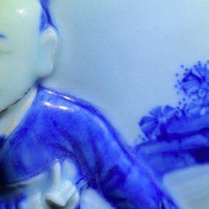 Een zeldzame grote Chinese blauw-witte jardinière met reliëfdecor, Kangxi — foto 73