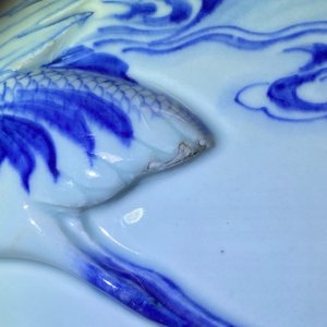 Een zeldzame grote Chinese blauw-witte jardinière met reliëfdecor, Kangxi — foto 74