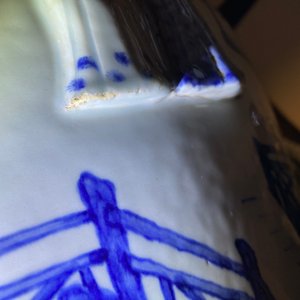 Een zeldzame grote Chinese blauw-witte jardinière met reliëfdecor, Kangxi — foto 80
