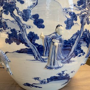 Een zeldzame grote Chinese blauw-witte jardinière met reliëfdecor, Kangxi — foto 8