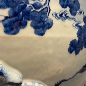 Een zeldzame grote Chinese blauw-witte jardinière met reliëfdecor, Kangxi — foto 90