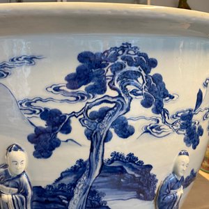 Een zeldzame grote Chinese blauw-witte jardinière met reliëfdecor, Kangxi — foto 9