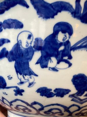 Een zeldzame grote Chinese blauw-witte kom met '100 jongens', Jiajing merk en periode — foto 19