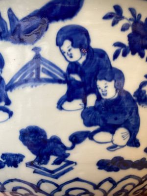Een zeldzame grote Chinese blauw-witte kom met '100 jongens', Jiajing merk en periode — foto 20