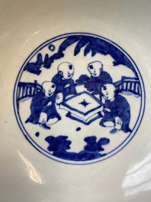 Een zeldzame grote Chinese blauw-witte kom met '100 jongens', Jiajing merk en periode — foto 4