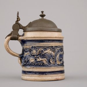 Een zeldzame klein-formaat pint met tinnen deksel, Westerwald, ca. 1600 — foto 4