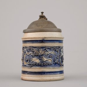 Een zeldzame klein-formaat pint met tinnen deksel, Westerwald, ca. 1600 — foto 5