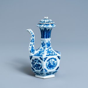 Een zeldzame octagonale Chinese blauw-witte kendi met deksel, Kangxi — foto 1