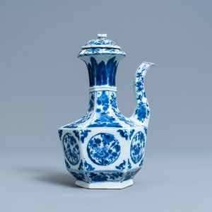 Een zeldzame octagonale Chinese blauw-witte kendi met deksel, Kangxi — foto 4
