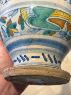 Een zeldzame polychrome Antwerpse majolica apothekersfles met opschrift AQ DE ENDIV, midden 16e eeuw — foto 4