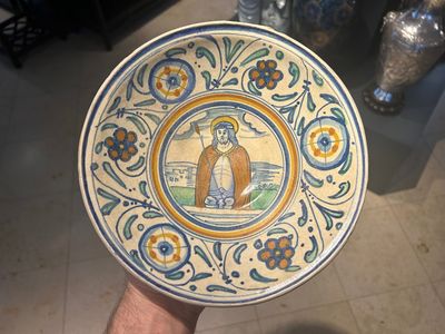 Een zeldzame polychrome Antwerpse majolica schotel met 'Christus als man van smarten', ca. 1540-1550 — foto 2