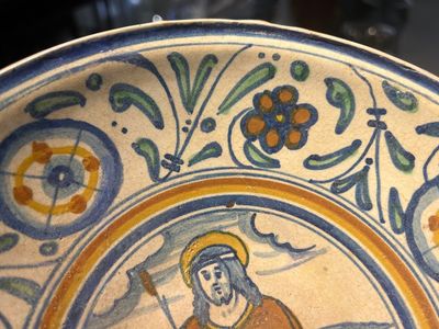 Een zeldzame polychrome Antwerpse majolica schotel met 'Christus als man van smarten', ca. 1540-1550 — foto 3