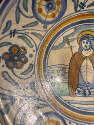 Een zeldzame polychrome Antwerpse majolica schotel met 'Christus als man van smarten', ca. 1540-1550 — foto 7