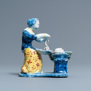 Een zeldzame polychrome Delftse figuur van een slagersvrouw die worsten draait, 18e eeuw — foto 4
