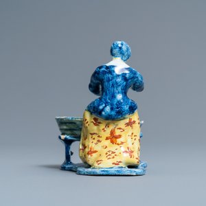 Een zeldzame polychrome Delftse figuur van een slagersvrouw die worsten draait, 18e eeuw — foto 5