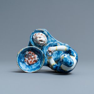 Een zeldzame polychrome Delftse figuur van een slagersvrouw die worsten draait, 18e eeuw — foto 7