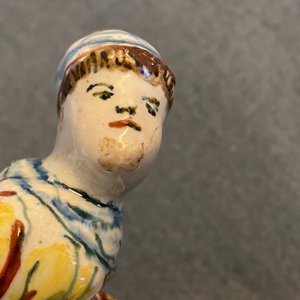 Een zeldzame polychrome Delftse groep van een man en vrouw op een kamerpot, 18e eeuw — foto 16