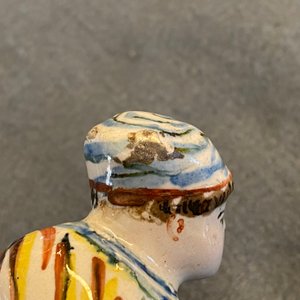 Een zeldzame polychrome Delftse groep van een man en vrouw op een kamerpot, 18e eeuw — foto 17