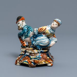 Een zeldzame polychrome Delftse groep van een man en vrouw op een kamerpot, 18e eeuw — foto 2