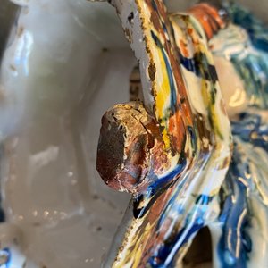 Een zeldzame polychrome Delftse groep van een man en vrouw op een kamerpot, 18e eeuw — foto 8