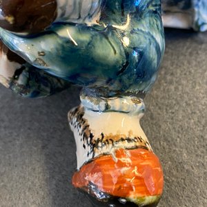 Een zeldzame polychrome Delftse groep van een man en vrouw op een kamerpot, 18e eeuw — foto 10