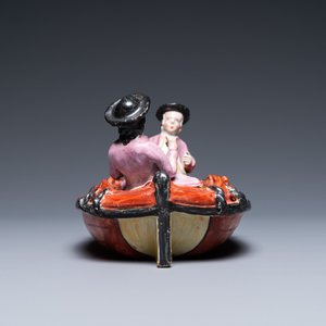 Een zeldzame polychrome Delftse petit feu groep met twee roeiers in een bootje, 2e helft 18e eeuw — foto 3