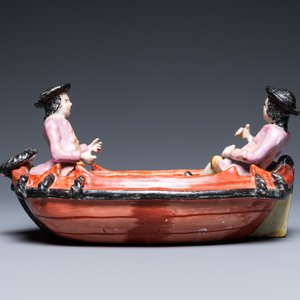 Een zeldzame polychrome Delftse petit feu groep met twee roeiers in een bootje, 2e helft 18e eeuw — foto 4