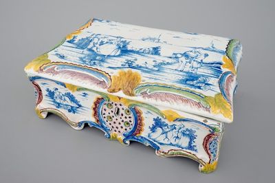 Een zeldzame polychrome Delftse sieradenkist met deksel, 18e eeuw