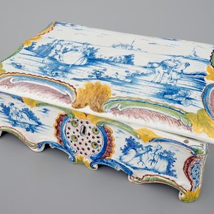 Een zeldzame polychrome Delftse sieradenkist met deksel, 18e eeuw — foto 1
