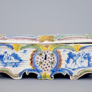 Een zeldzame polychrome Delftse sieradenkist met deksel, 18e eeuw — foto 2