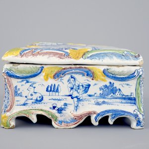 Een zeldzame polychrome Delftse sieradenkist met deksel, 18e eeuw — foto 5