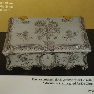Een zeldzame polychrome Delftse sieradenkist met deksel, 18e eeuw — foto 8