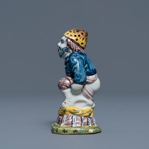 Een zeldzame polychrome Delftse strooier in de vorm van een 'kakker', 18e eeuw — foto 5
