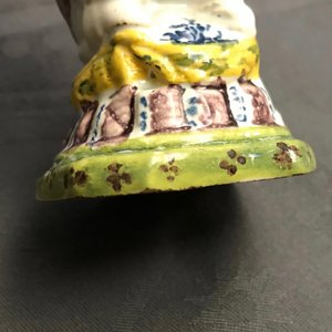 Een zeldzame polychrome Delftse strooier in de vorm van een 'kakker', 18e eeuw — foto 10