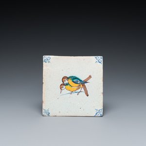 Een zeldzame polychrome Delftse tegel met parende vogels, 17e eeuw — foto 1